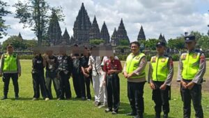 10 Pelajar Sukabumi Nekat Lompat Pagar Candi Prambanan, Akui Tak Punya Uang untuk Tiket