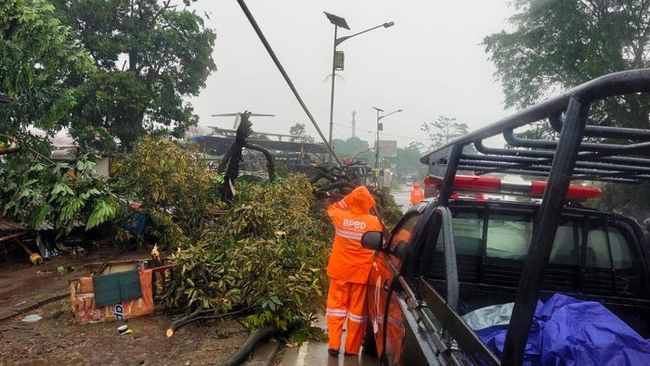 Hujan Angin Terjang Kemang Bogor, Pohon Tumbang dan Sejumlah Bangunan Rusak Hujan Angin Terjang Kemang Bogor, Pohon Tumbang dan Sejumlah Bangunan Rusak