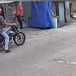 Aksi Dua Pria Berboncengan Motor Curi Uang dan Ponsel Nenek di Warung Jakut