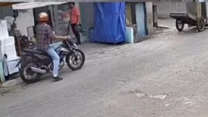 Aksi Dua Pria Berboncengan Motor Curi Uang dan Ponsel Nenek di Warung Jakut