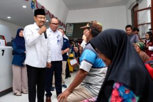 Mensos Pastikan Dapur Umum Terus Beroperasi, Sajikan 400 Ribu Porsi Makanan Tiap Hari untuk Korban Bencana