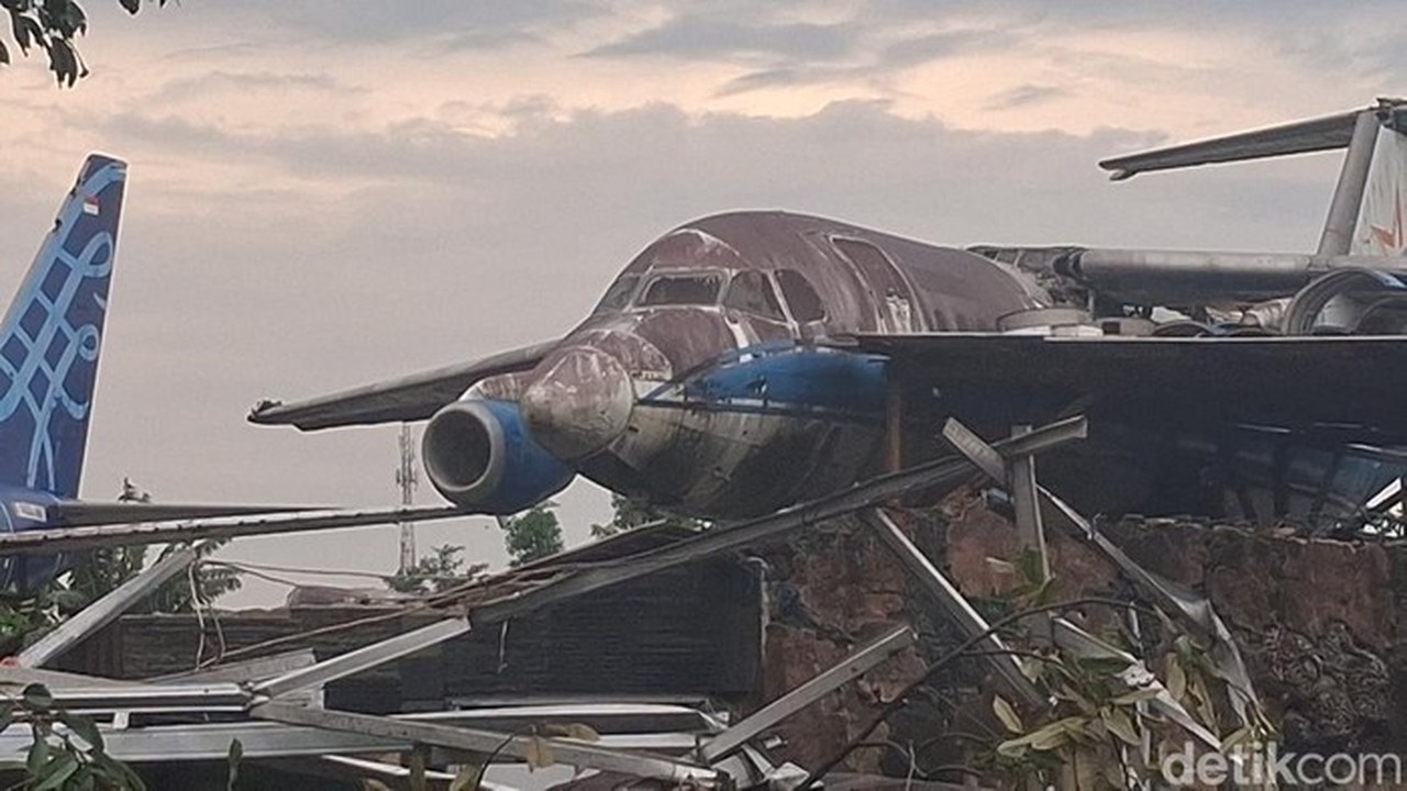 Angin Puting Beliung di Bogor Terbangkan Sayap Pesawat Bekas, Timpa Rumah Warga