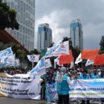 Massa Buruh Tolak UMP 2026 Blokir Jalan Medan Merdeka Selatan, Lalu Lintas Macet Parah