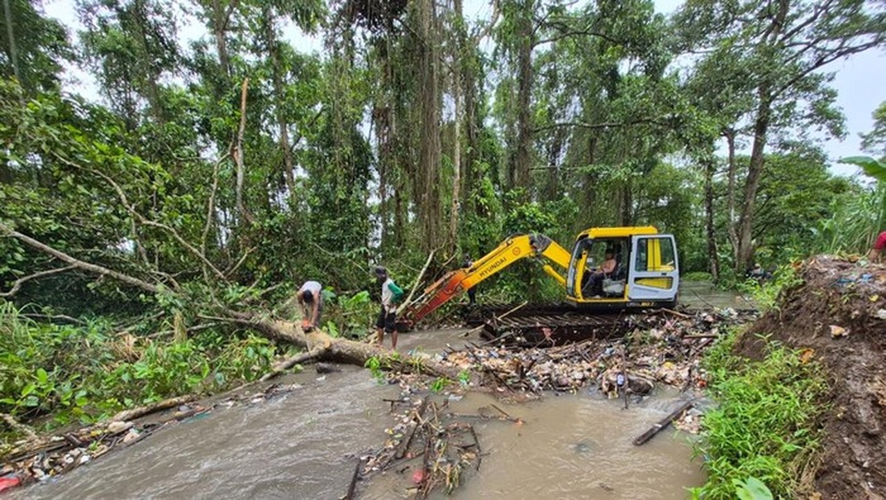 Cegah Banjir, Pemprov Banten Kerahkan Alat Berat Bersihkan Rawa Danau Hulu Sungai Cidanau