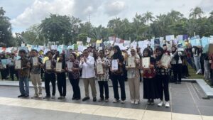 Pramono Anung Serahkan 6.050 Ijazah Warga Jakarta, Ada yang Tertahan 17 Tahun