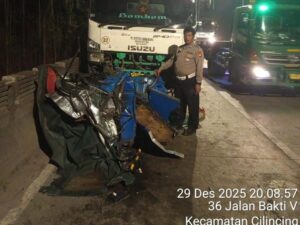 Kecelakaan Beruntun di Jakut: Bajaj Penyek Terjepit Truk Trailer, Pengemudi Luka Sobek