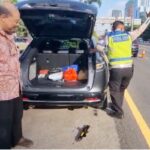 Mobil Pecah Ban di Jalur Contraflow Tol Dalam Kota, Polisi Segera Beri Pertolongan