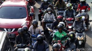 Truk Sampah Tabrak Pembatas Busway Cawang, Lalu Lintas Arah Semanggi Sempat Lumpuh