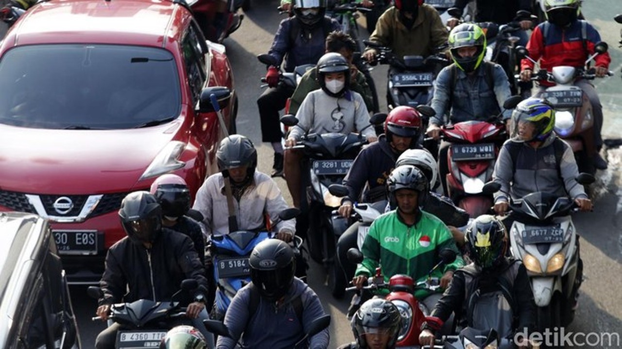 Truk Sampah Tabrak Pembatas Busway Cawang, Lalu Lintas Arah Semanggi Sempat Lumpuh