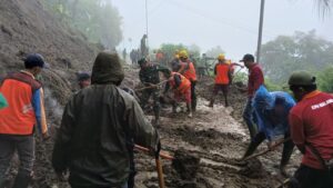 Longsor Tutup Jalur Wisata Bromo via Malang, Pembersihan Material Dilakukan