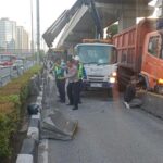 Sopir Mengantuk, Truk Sampah Hantam Separator Busway di MT Haryono Jakarta Selatan