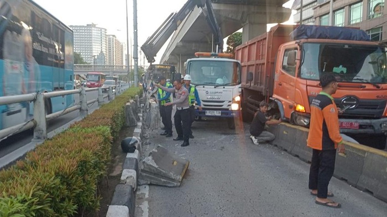 Sopir Mengantuk, Truk Sampah Hantam Separator Busway di MT Haryono Jakarta Selatan Sopir Mengantuk, Truk Sampah Hantam Separator Busway di MT Haryono Jakarta Selatan