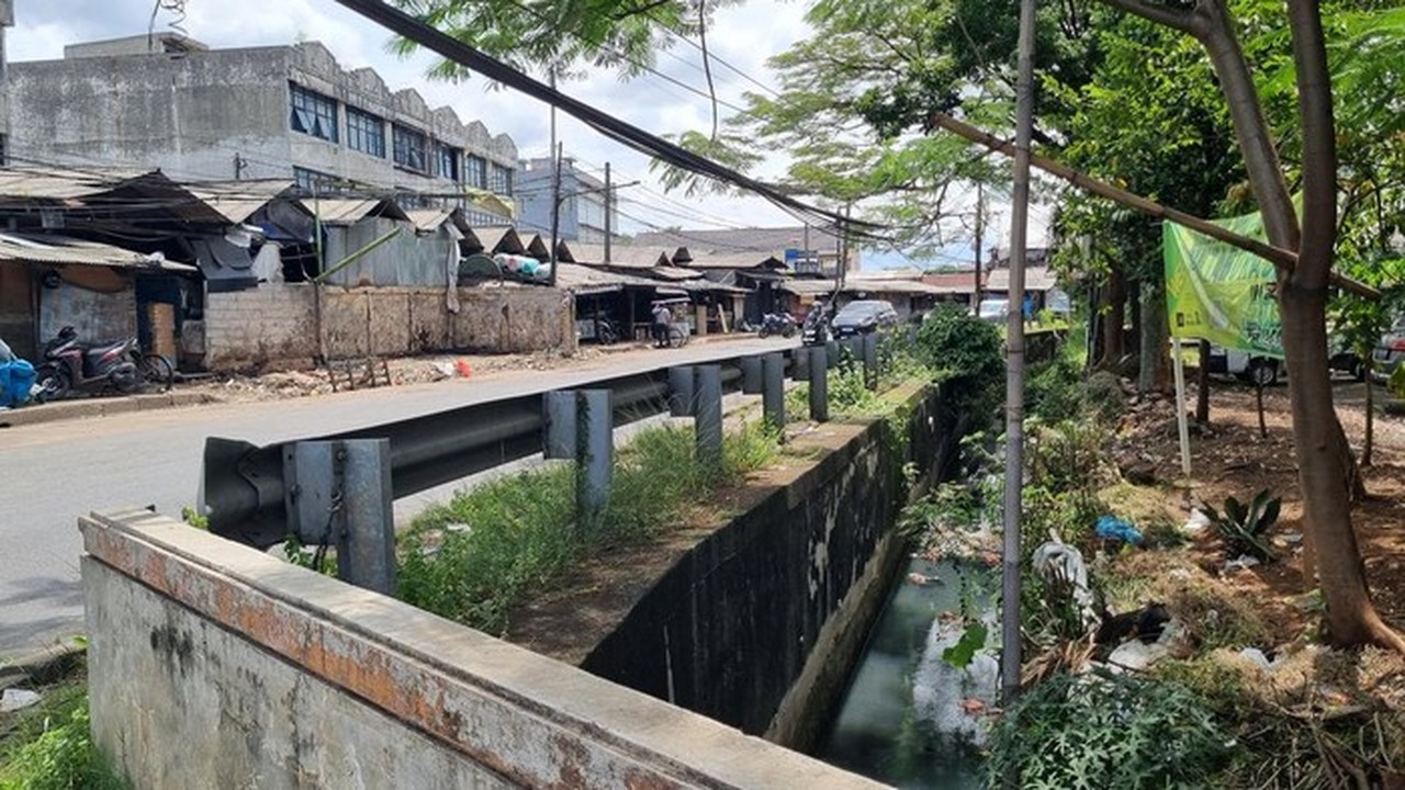 Bau Busuk Menyeruak dari Selokan Pasar Cimanggis Akibat Tumpukan Sampah Liar Bau Busuk Menyeruak dari Selokan Pasar Cimanggis Akibat Tumpukan Sampah Liar