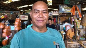 Gunungan Sampah di Pasar Kramat Jati Bikin Pembeli Kabur, Pedagang Keluhkan Omzet Anjlok 40%