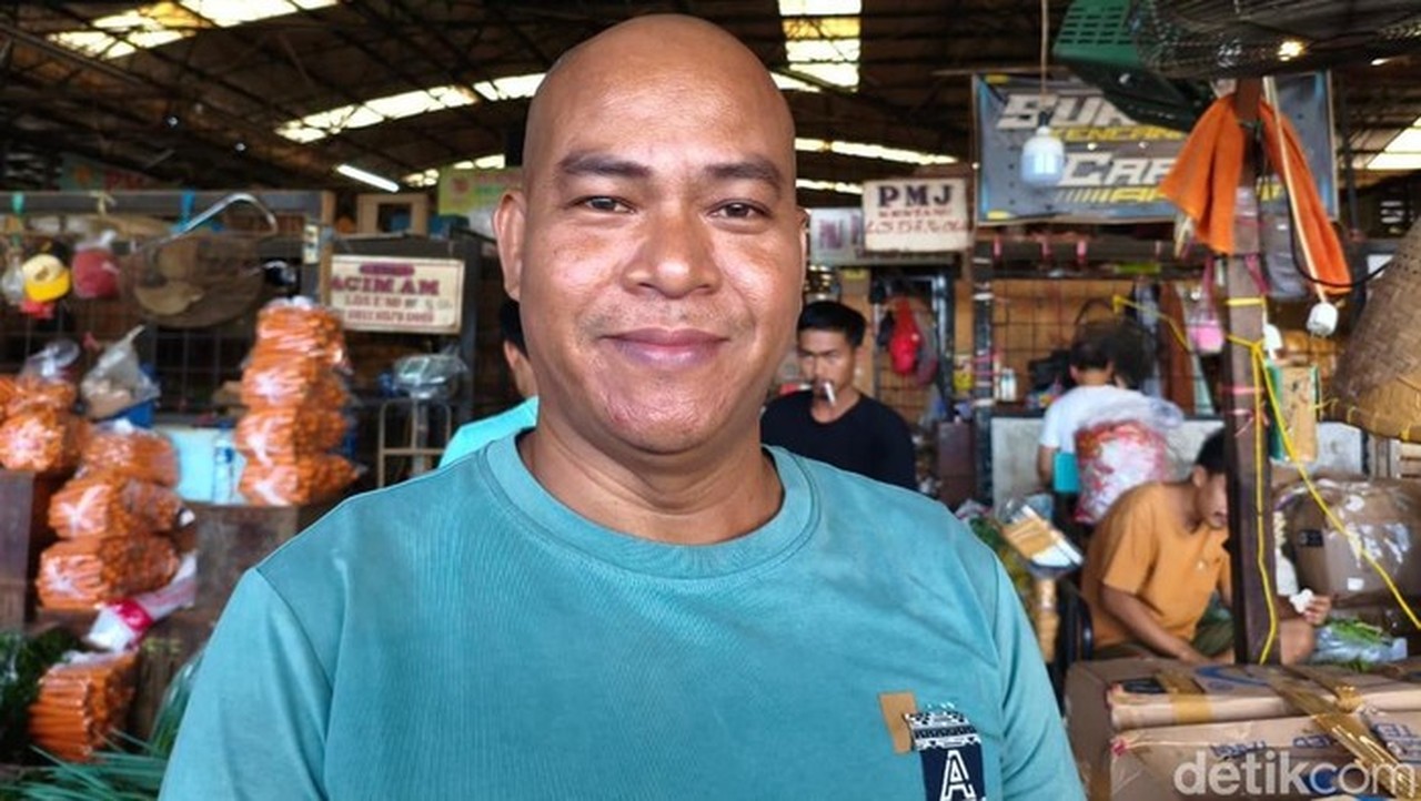 Gunungan Sampah di Pasar Kramat Jati Bikin Pembeli Kabur, Pedagang Keluhkan Omzet Anjlok 40% Gunungan Sampah di Pasar Kramat Jati Bikin Pembeli Kabur, Pedagang Keluhkan Omzet Anjlok 40%