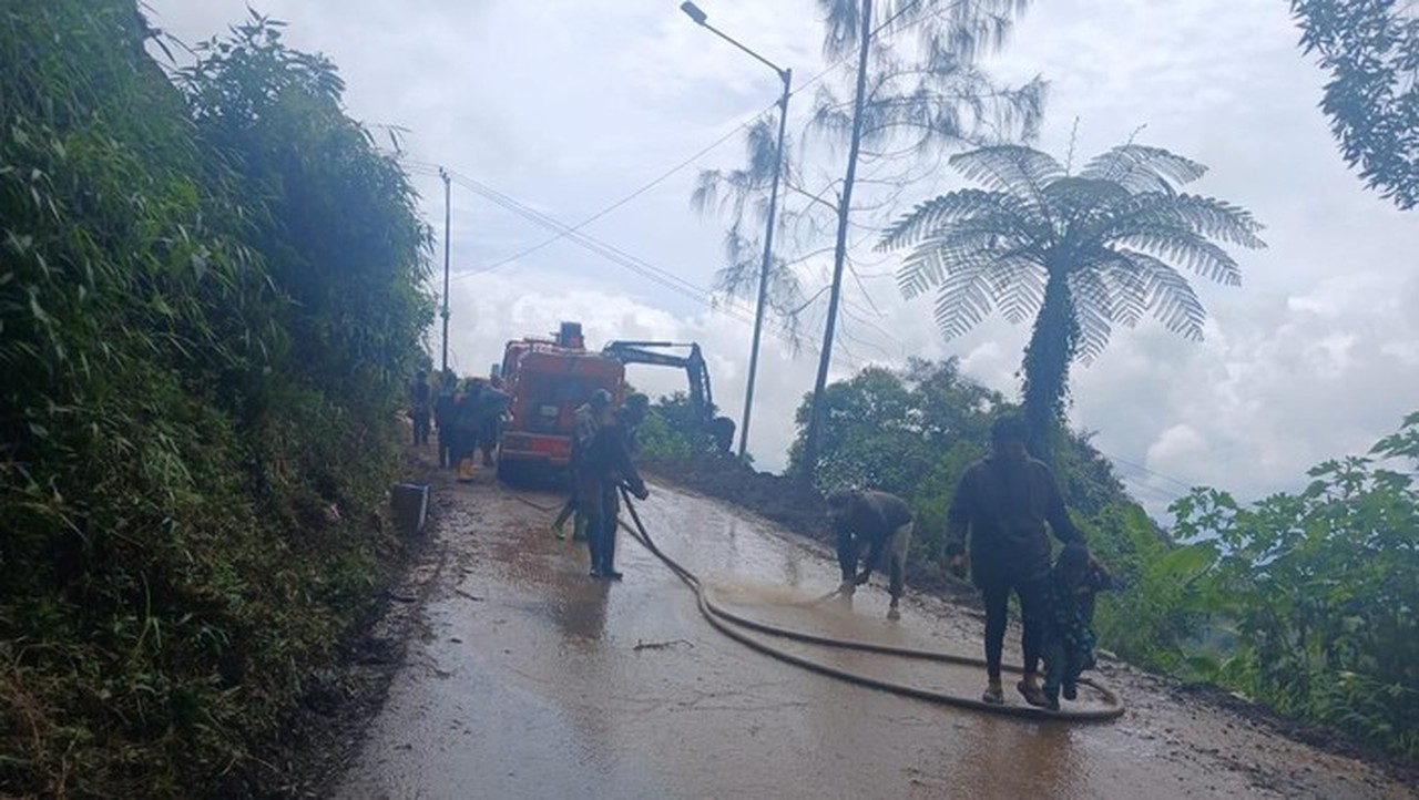 Longsor Bromo via Malang Tuntas Dibersihkan, Akses Jalan Diberlakukan Buka Tutup Longsor Bromo via Malang Tuntas Dibersihkan, Akses Jalan Diberlakukan Buka Tutup