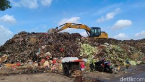 Pramono Anung Mendesak Pasar Jaya Segera Atasi Tumpukan Sampah di Pasar Kramat Jati