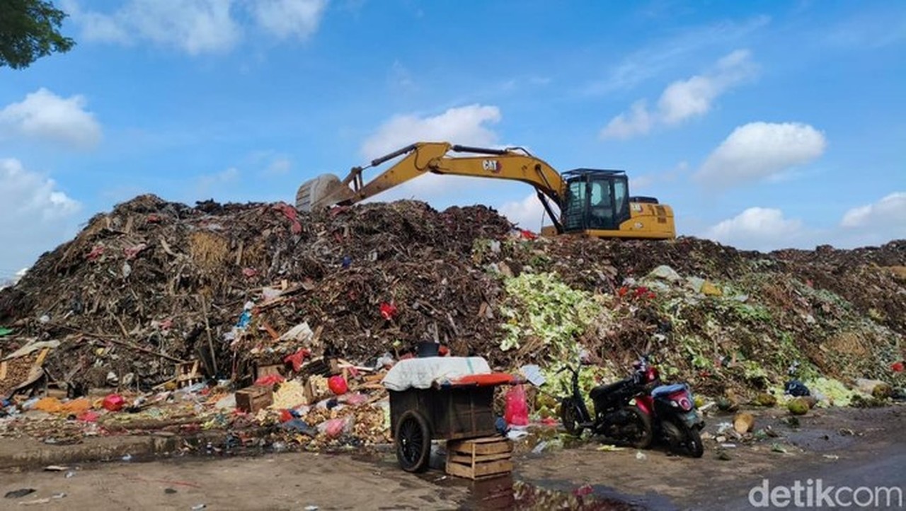 Pramono Anung Mendesak Pasar Jaya Segera Atasi Tumpukan Sampah di Pasar Kramat Jati Pramono Anung Mendesak Pasar Jaya Segera Atasi Tumpukan Sampah di Pasar Kramat Jati