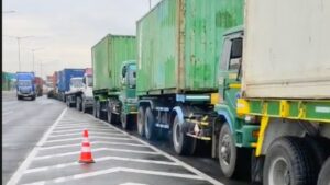 Truk Kontainer Tumpuk di Tanjung Priok, Exit Tol Semper Macet Parah