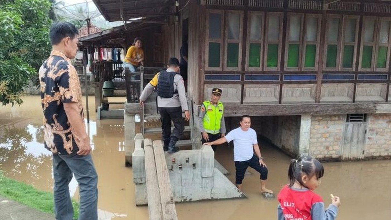 Foto: Rumah Warga Di Desa Gunung Meraksa, Kabupaten Oku Dikepung Banjir (antara/edo Purmana)