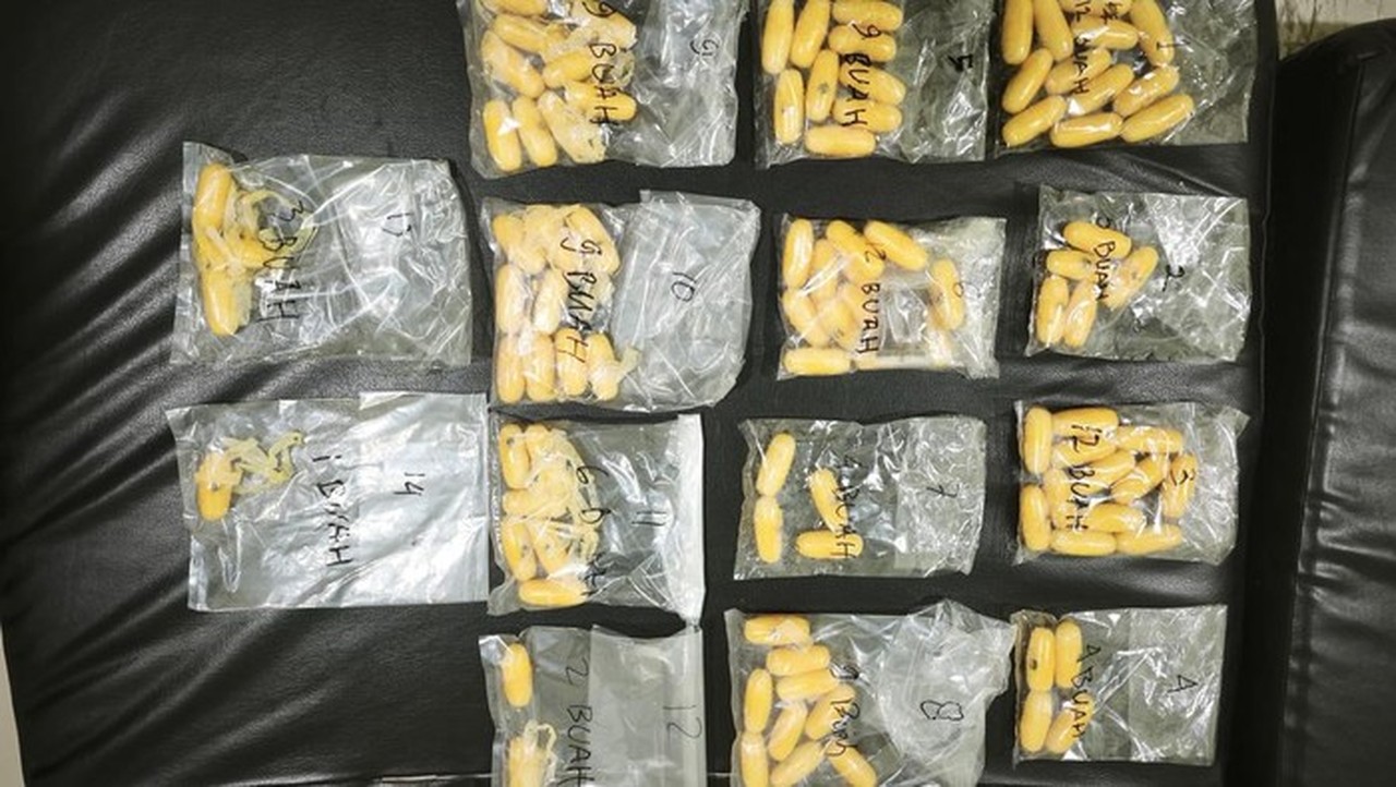 Pasutri WN Pakistan Selundupkan 162 Kapsul Sabu dengan Ditelan ke Indonesia