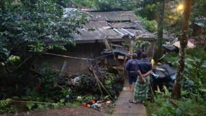 Longsor Bogor: Dua Bocah Selamat Setelah Tertimbun Tebing dan Bonggol Bambu