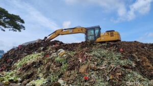 Sampah Menggunung di Pasar Kramat Jati Akibat Truk Pengangkut Berkurang, Pedagang Keluhkan Omzet Anjlok