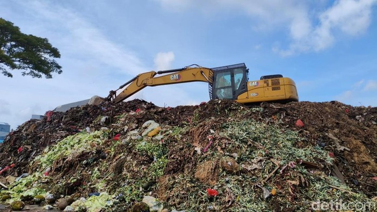 Sampah Menggunung di Pasar Kramat Jati Akibat Truk Pengangkut Berkurang, Pedagang Keluhkan Omzet Anjlok