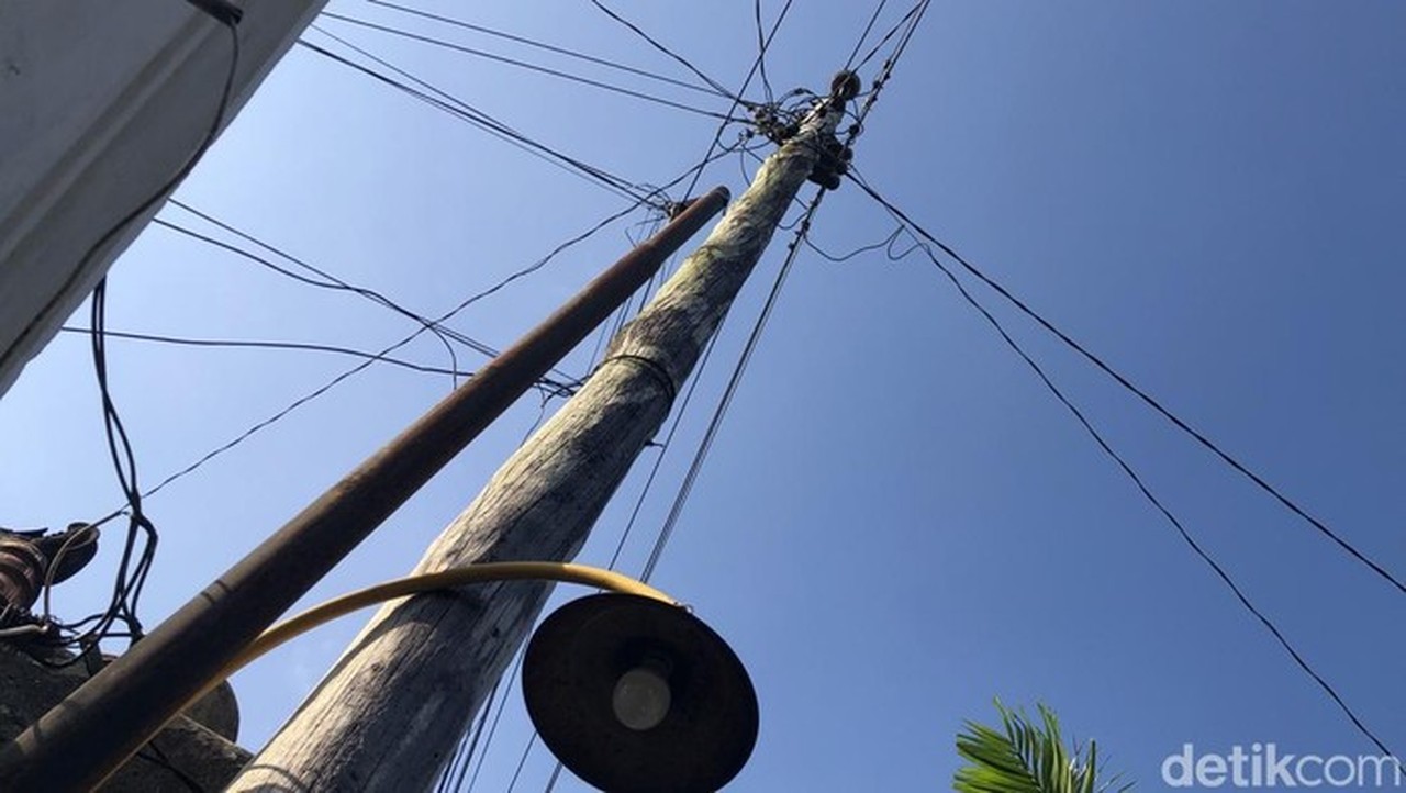Misteri Tiang Listrik Dipukul Tengah Malam: Penanda Waktu untuk Pedagang dan Bangunkan Sahur