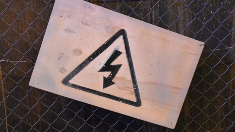 Pria Pekalongan Tewas Kesetrum Tiang Lampu Saat Buang Air Kecil di Pinggir Jalan Pria Pekalongan Tewas Kesetrum Tiang Lampu Saat Buang Air Kecil di Pinggir Jalan