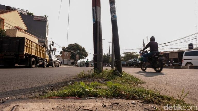 Anwar Pukul Tiang Listrik di Cikoko, Misi Mulia Bangunkan Pedagang Agar Tak Kesiangan Anwar Pukul Tiang Listrik di Cikoko, Misi Mulia Bangunkan Pedagang Agar Tak Kesiangan