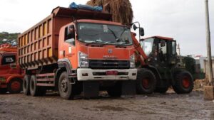 DLH DKI Kerahkan 25 Unit Bantu Angkut Sampah Pasar Kramat Jati dalam 5 Hari