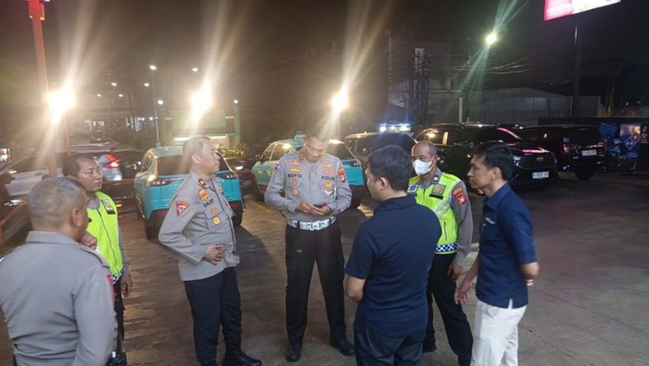 Apes Ganda: Taksi Listrik di Tangerang Ditabrak Mobil Lain, Lalu Tabrak Restoran Apes Ganda: Taksi Listrik di Tangerang Ditabrak Mobil Lain, Lalu Tabrak Restoran