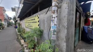 Tiang Listrik Jakarta: Papan Iklan Liar Siang Hari, Penanda Ronda Malam Hari