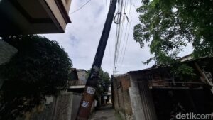 Tradisi Pukulan Tiang Listrik di Cengkareng: Alarm Kampung Penanda Keamanan Malam Hari