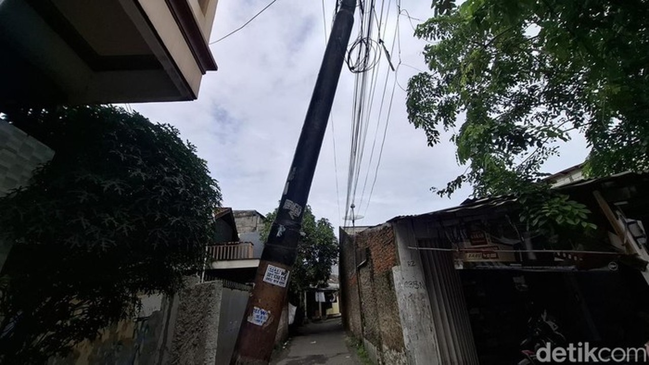 Tradisi Pukulan Tiang Listrik di Cengkareng: Alarm Kampung Penanda Keamanan Malam Hari