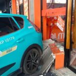 Taksi Listrik Tanpa Sopir Tabrak Restoran Ayam Goreng di Tangerang, Kerugian Rp 4 Juta