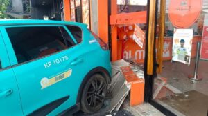 Taksi Listrik Tanpa Sopir Tabrak Restoran Ayam Goreng di Tangerang, Kerugian Rp 4 Juta