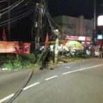 Truk Tersangkut Kabel Listrik di Pondok Ranji, Tiang Nyaris Roboh dan Lalin Macet Parah