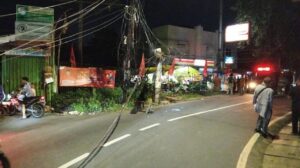 Truk Tersangkut Kabel Listrik di Pondok Ranji, Tiang Nyaris Roboh dan Lalin Macet Parah