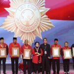 PDIP Beri Penghargaan ‘Leit Star’ kepada Enam Tokoh Senior dalam Rakernas I