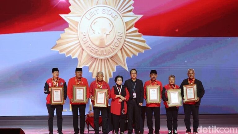 PDIP Beri Penghargaan ‘Leit Star’ kepada Enam Tokoh Senior dalam Rakernas I