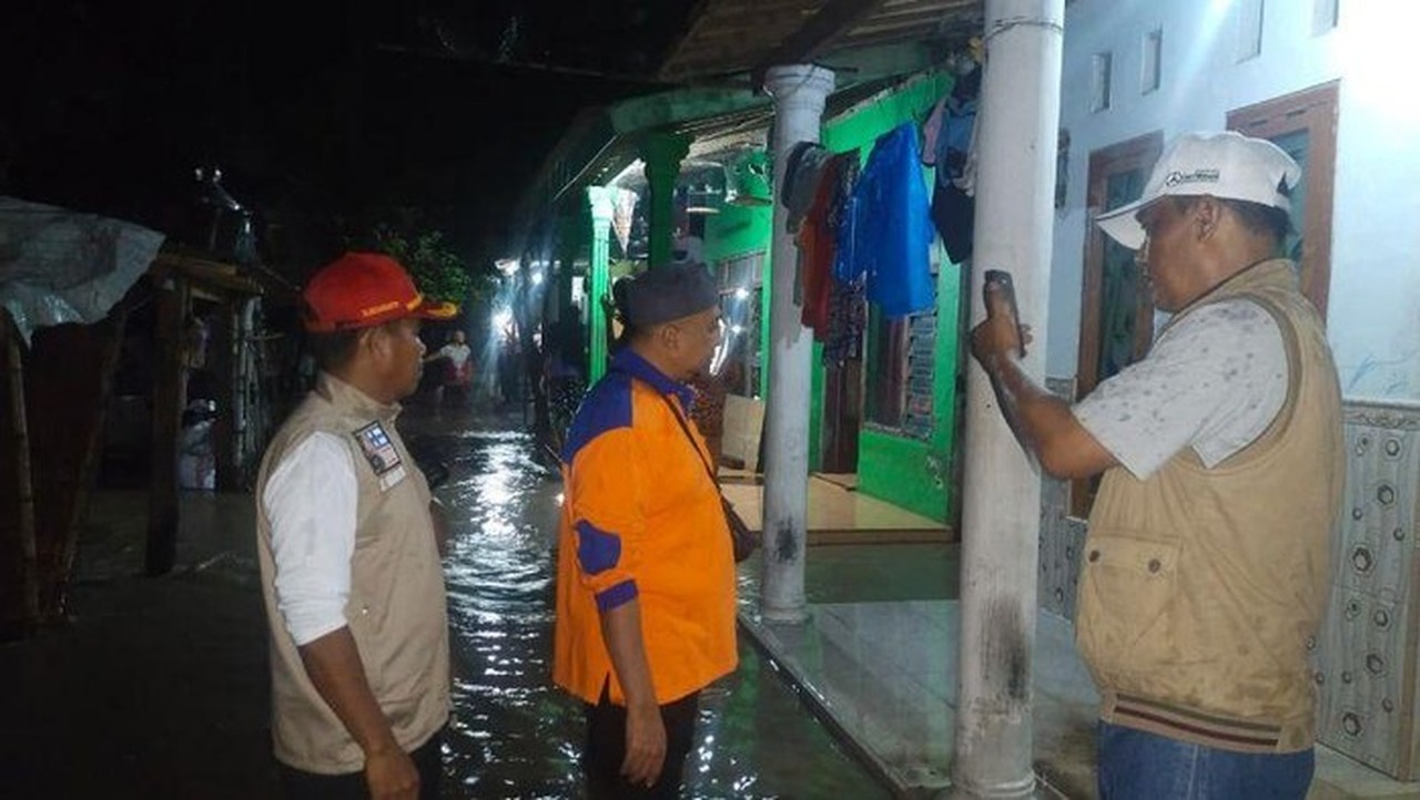 Banjir 1 Meter Terjang Tiga Desa di Sumberasih Probolinggo Akibat Hujan Lebat Banjir 1 Meter Terjang Tiga Desa di Sumberasih Probolinggo Akibat Hujan Lebat