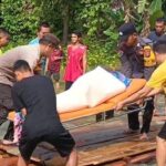 Kapolsek Beduai Turun Tangan Angkut Jenazah Warga Terjebak Banjir di Kalbar