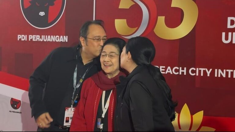 Momen Hangat Puan dan Prananda Cium Pipi Megawati di Tengah Rakernas PDIP Momen Hangat Puan dan Prananda Cium Pipi Megawati di Tengah Rakernas PDIP