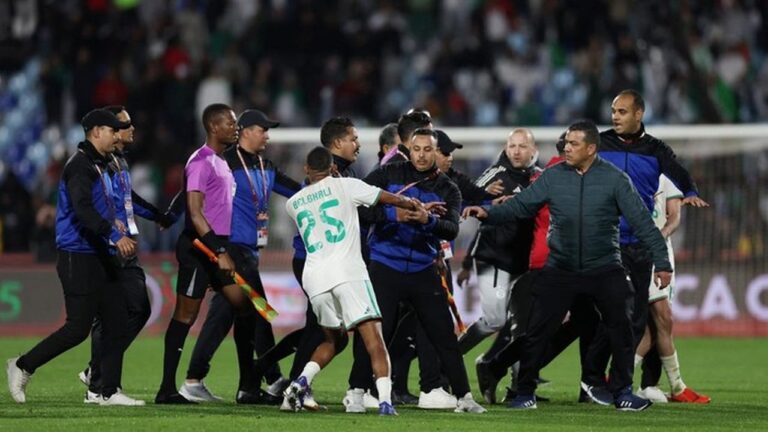 Timnas Aljazair ‘Serang’ Wasit hingga Lorong Stadion Usai Didepak Nigeria di Piala Afrika