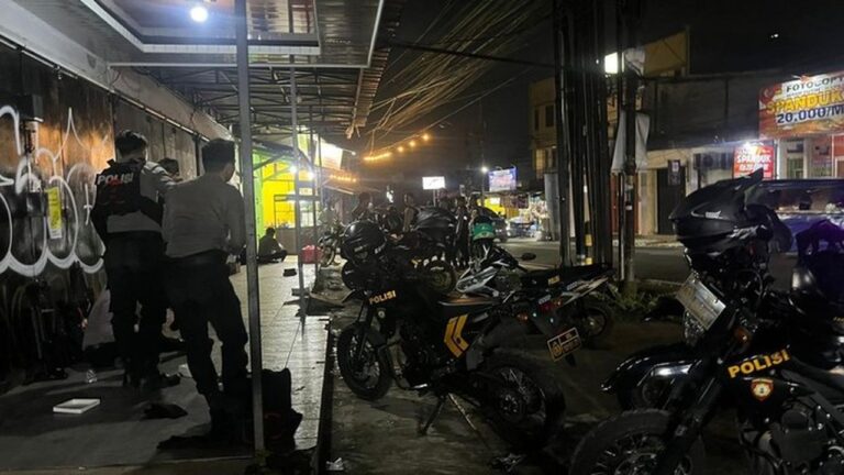 Keributan Suporter Persija dan Persib di Depok Berakhir Kondusif Setelah Intervensi Aparat Keributan Suporter Persija dan Persib di Depok Berakhir Kondusif Setelah Intervensi Aparat