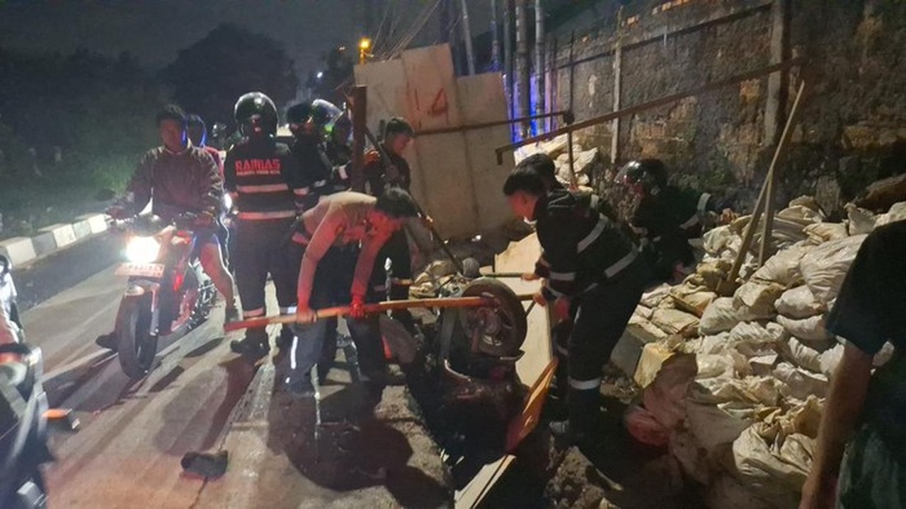 Pria di Bogor Dikeroyok Rombongan Motor, Jatuh ke Lubang Galian Saat Berkendara