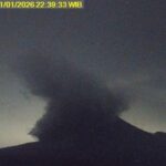 Gunung Semeru Kembali Luncurkan Awan Panas Sejauh 5 Kilometer pada Malam Hari