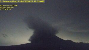 Gunung Semeru Kembali Luncurkan Awan Panas Sejauh 5 Kilometer pada Malam Hari
